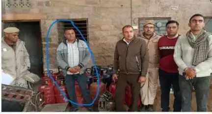 थाना महामन्दिर पुलिस टीम द्वारा गैस सिलेण्डरो के अवैध भण्डारण व रिफलिंग के विरूद्ध कार्यवाही।

अवैध गैस रिफलिंग में प्रयुक्त 19 गैस टंकी, अवैध तरिके से गैस रिफलिंग मे प्रयुक्त उपकरण जब्त व एक आरोपी गिरफ्तार।