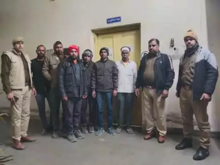 कोटा शहर पुलिस थाना गुमानपुरा की टीम द्वारा जुआ खेलते हुये 6 मुल्जिम गिरफ्तार,जुआ रकम 10000/-रुपये मय ताश के पत्ते बरामद। 

।कोटा शहर पुलिस सदैव आपकी सेवा में तत्पर।