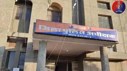 76वें #गणतंत्र_दिवस के अवसर पर एसपी राजेश कुमार मीना ने एसपी कार्यालय पर किया झंडारोहण।
पुलिसकर्मियों को दी #गणतंत्र_दिवस की शुभकामनाएं।