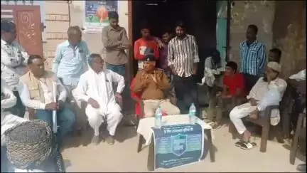 #Traffic Nagaur :- राष्ट्रीय सड़क सुरक्षा माह के तहत आज वाहन चालकों को यातायात नियमों की जानकारी दी जाकर यातायात नियमों की पालना हेतु जागरूक किया गया।