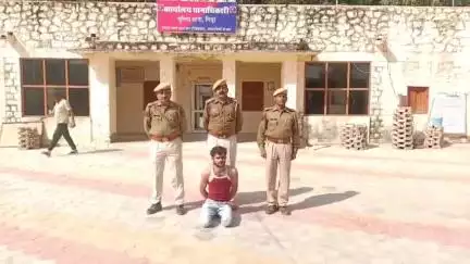 #Balotra: पुलिस वृत बायतु का टाॅप-10 वांछित मुलजिम चम्पालाल गिरफ्तार। 

थाना गिड़ा में दर्ज नाबालिग के साथ दुष्कर्म करने वगैरा प्रकरण में था वांछित।