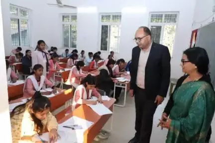 ज़िलाधिकारी, पटना द्वारा बिहार विद्यालय परीक्षा समिति द्वारा आयोजित इंटरमीडिएट वार्षिक परीक्षा के प्रथम दिन परीक्षा केंद्रों का निरीक्षण किया गया। आज की परीक्षा शांतिपूर्ण ढंग से संपन्न हुई। पटना ज़िले में कुल 85 केंद्रों पर परीक्षा हुई।