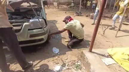 ग्राम पंचायत नागरनार बाइबिल मिशन चर्च ग्राउंड में एक कर के अंदर नाग सांप घुस गया था लोगों ने देखकर 112 को कॉल #कर बुलाया