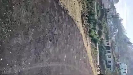 (gram- girgaon block -Srinagar) sadak ke naam per Bhrashtachar