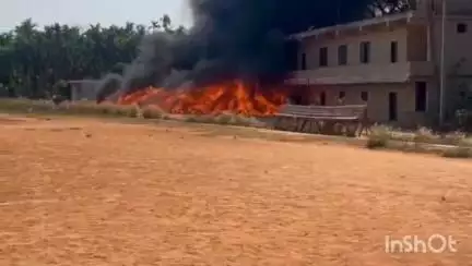 പെരിന്തല്‍മണ്ണ: മേലാറ്റൂർ ടൗണിൽ ഹരിത കർമസേനയുടെ മാലിന്യ സംഭരണ കേന്ദ്രത്തിൽ വൻ തീപിടിത്തം, തീയണക്കാനുള്ള ശ്രമം തുടരുന്നു