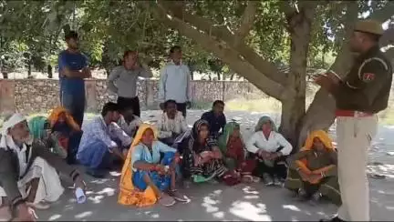 बालघाट पुलिस ने साइबर ठगी से बचाव हेतु रक्षा कवच अभियान के तहत ग्रामीणों को दी जानकारी