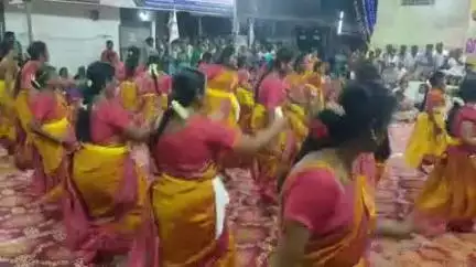 குமாரபாளையம்: சின்னப்பநாயக்கன்பாளையத்தில் முத்துக்குமாரசாமி கோவிலில் வள்ளி, கும்மி நிகழ்ச்சியில் ஏராளமான பெண்கள் நடனமாடினர்
