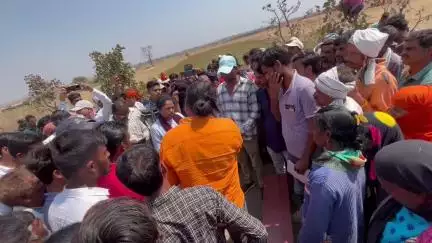 मुलताई के डहरगांव ब्लूबेरी कंपनी में मजदूर महिलाओं पुरुषों द्वारा अपनी 10 सूत्रीयों मांगों को लेकर अनिश्चितकालीन हड़ताल