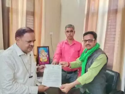 #अमेठी ब्लॉक में हो रहे मनमानी पूर्ण कार्यों और भ्रष्टाचार के विरोध  वीडियो अमेठी को ज्ञापन देते चुन्नू सिंह भाकियू जिला अध्यक्ष अमेठी