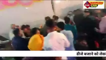 डीजे बजाने को लेकर हुआ विवाद,  बारातियों ने किया डीजे चालक से की मारपीट : टेंट, साउंड, हलवाई संगठन ने थाना प्रभारी