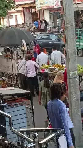 सुमेरपुर सोनी प्लाजा के सामने में रोड के लारी की ताकत में भीड़ बीच में खड़ी है रोड पर एकदम काट के बिल्कुल रास्तारॉक के