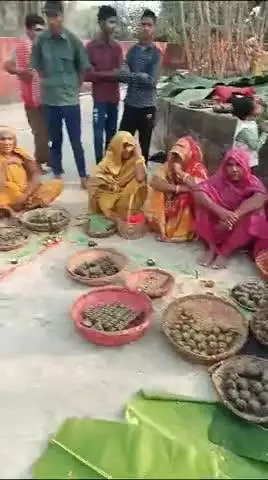बहादुरपुर प्रखण्ड के गंगापट्टी ग्राम में ग्राम देवता का पूजन करते ग्रामवासी