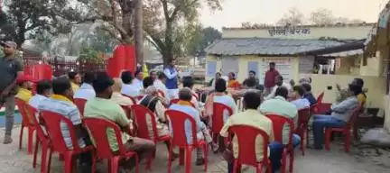 आज दिनांक-11.03.25 को #कुर्सेला थाना परिसर में आगामी होली पर्व एवं अन्य पर्व-त्योहारों को शांतिपूर्ण माहौल में संपन्न कराने हेतु थानाध्यक्ष के नेतृत्व में सामाजिक कार्यकर्ताओं के साथ #शांति_समिति की बैठक आयोजित की गई।