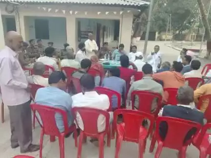 आज दिनांक-11.03.25 को #बरारी परिसर में आगामी होली पर्व एवं अन्य पर्व-त्योहारों को शांतिपूर्ण माहौल में संपन्न कराने हेतु थानाध्यक्ष के नेतृत्व में सामाजिक कार्यकर्ताओं के साथ #शांति_समिति की बैठक आयोजित की गई।