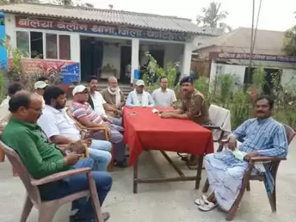 आज दिनांक-11.03.25 को #बलिया बेलौन थाना परिसर में आगामी होली पर्व एवं अन्य पर्व-त्योहारों को शांतिपूर्ण माहौल में संपन्न कराने हेतु थानाध्यक्ष के नेतृत्व में सामाजिक कार्यकर्ताओं के साथ #शांति_समिति की बैठक आयोजित की गई।