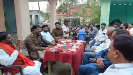 आज दिनांक-11.03.25 को #सेमापुर थाना परिसर में आगामी होली पर्व एवं अन्य पर्व-त्योहारों को शांतिपूर्ण माहौल में संपन्न कराने हेतु थानाध्यक्ष के नेतृत्व में सामाजिक कार्यकर्ताओं के साथ #शांति_समिति की बैठक आयोजित की गई।