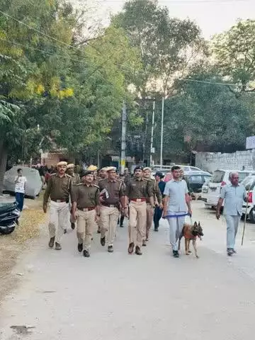 जिला जोधपुर पश्चिम द्वारा होली के त्योहार तथा रमजान को मद्देनजर रखते हुए आज पुलिस थाना प्रताप नगर सदर थाना क्षेत्र में पेदल रुट मार्च किया गया। जिसमें श्री राजर्षि राज पुलिस उपायुक्त जोधपुर पश्चिम के नेतृत्व में निकाले गए रूट मार्च में श्री