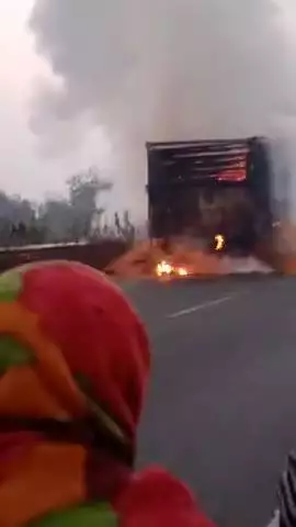 dumka sarwa highway ke paas truck me lagi aag