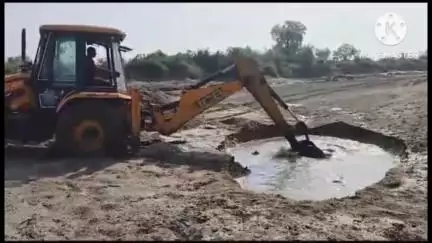 నర్సింహులపేట: జయపురం గ్రామంలో భూగర్భ జలాలు అడుగంటడంతో ,నీరు లేక ఆకేరులో బావులు తీసి, పంటలకు నీరు పారిస్తున్న రైతులు