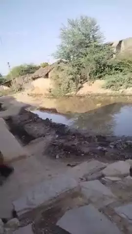 nali ka pani nhi nikale pr gav walo ko aawagan me ho rhi samsya  nali ka pani bahar road me aa gya hai 
video ko share