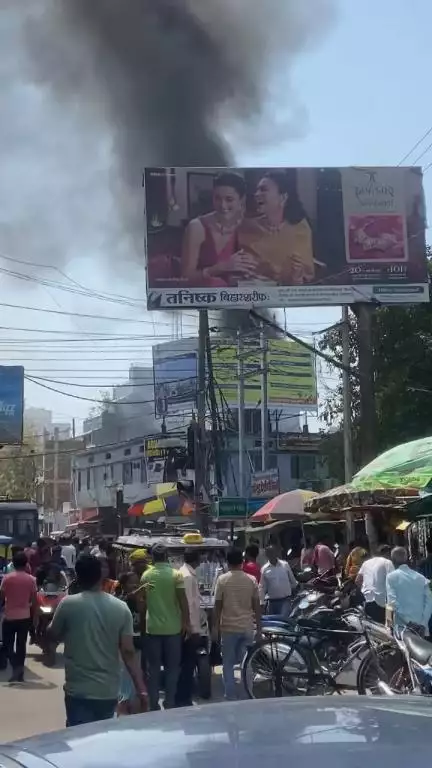 अभी-अभी कचहरी मोड़ स्थित दक्षिण बिहार ग्रामीण में लगी जबरदस्त आग । अभी तक आग नियंत्रण के बाहर ॥

 #Biharsharif #Nalanda