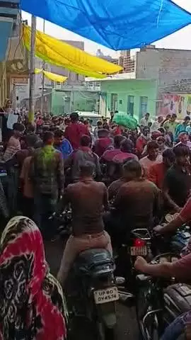 बरसाना के राधा रानी मंदिर में चार पहिया वाहनों की वजह से रोजाना जाम  यात्रियों को भारी परेशानी का सामना उठाना पड़ता है