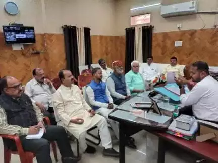 भारत निर्वाचन आयोग के निदेश के आलोक में पटना जिलांतर्गत निर्वाचक निबंधन पदाधिकारियों द्वारा मान्यता-प्राप्त राजनैतिक दलों के प्रतिनिधियों के साथ बैठक कर छूटे हुए सभी निर्वाचकों का नाम निर्वाचक सूची में जोड़ने आदि पर सहयोग देने के अनुरोध।
