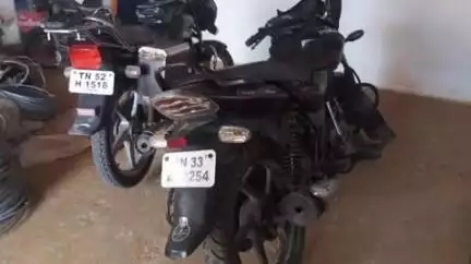 குமாரபாளையம்: எதிர்மேடு பகுதியில் உள்ள மின்சார வாரிய கிடங்கின் பூட்டை உடைத்து மின் கம்பிகள் திருடிய இருவர் கைது செய்யப்பட்டனர்
