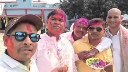 बाबूबरही विधानसभा के विधायक श्री मति मीणा कामत जी के पैतृक आवास पर होली मिलन कार्यक्रम मे उपस्थित हुये।