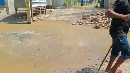 Cemetery road ke Kaburgha gate ke pass pani ke pipe fatne se logo ko hui perashani. Repairing ka kaam jari hai