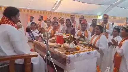 हंडिया: शिव महापुराण के समापन पर पूर्व कृषि मंत्री कमल पटेल और हंडिया जनपद सदस्य मंजू धनगर पहुंचीं