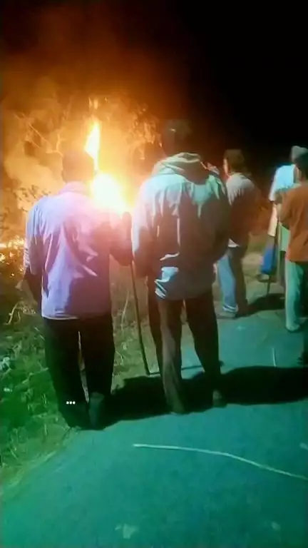 आज ग्राम गनवरिया मे समस्त ग्रामवासी हर साल के तरह इस बार भी होलिका दहन किये