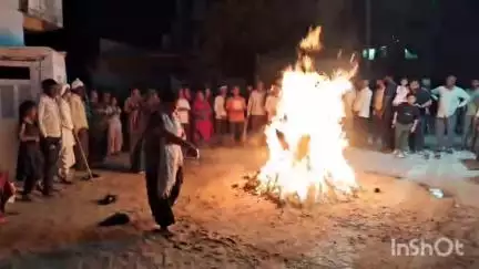 પાલનપુર: ગઢ ખાતે હોલિકા દહન કરાયું, હોળી પ્રગટાવ્યા બાદ વરસનો વર્તારો જોવામાં આવ્યો
