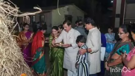 सुधागड: खासदार सुनील तटकरे यांनी साजरी केला सुतारवाडी येथे ग्रामस्थांसमवेत होळीचा उत्सव