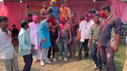 आज हृदयनगर पंचायत में धीरज ट्रेडर्स में होली मिलन समारोह मनाया गया जिसमें सभी पंचायत वासी और युवा साथी शामिल हुए #Holi