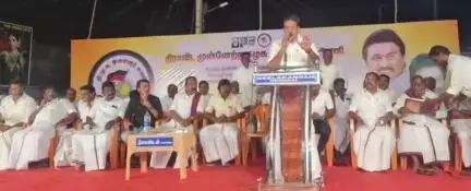 பேராவூரணி: திமுக இளைஞரணி சார்பில் ஒன்றிய அரசை கண்டித்து கண்டன பொதுக்கூட்டம் பேருந்து நிலையம் அருகே நடைபெற்றது