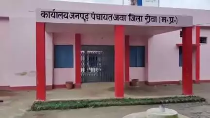 जवा: रेत का बेखौफ उत्खनन: प्रशासन की मौन स्वीकृति, पुल के नीचे से निकाली जा रही रेत