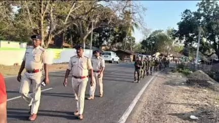 अमड़ापाड़ा: अमड़ापाड़ा में होली और जुम्मे को लेकर प्रखंड विकास पदाधिकारी और थाना प्रभारी के नेतृत्व में फ्लैग मार्च निकाला गया