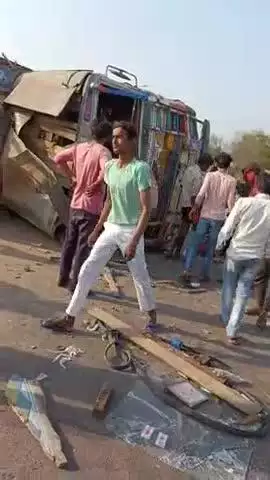 शिवराजपुर हाईवे पर पलटा ट्रक कानपुर 
#Kanpurnagarpolice 
#news18plus