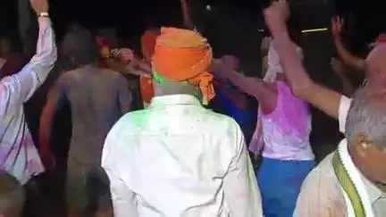 होली मैं फूल मस्ती डांस