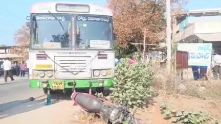 ఆత్మకూరు ఎం: ఆత్మకూరు మండల కేంద్రంలో  తిమ్మాపూర్ క్రాస్ రోడ్ వద్ద ఆర్టీసీ బస్సు ఢీకొని వ్యక్తి మృతి