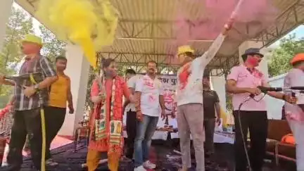 #Raebareli जनपद में होली सकुशल समापन के उपरांत डीएम-एसपी ने आज अधिकारियों व पुलिसकर्मियों के साथ खेली होली #Holi2025