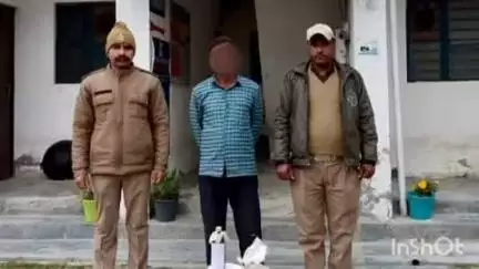 धौलछीना: धौलछीना पुलिस ने बाड़ेछीना तिराहे के समीप शराब की तस्करी कर रहे एक व्यक्ति को किया गिरफ्तार, 13 बोतल शराब बरामद