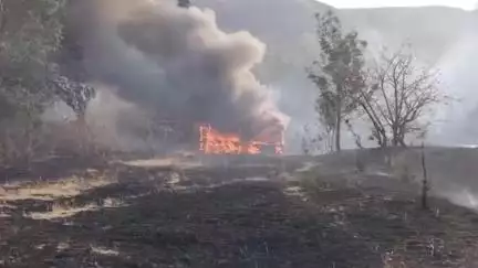 जावळी: मोहाट येथे लागलेल्या वणव्यात दोन बस जळाल्या, मेढा पोलिसात नोंद नाही