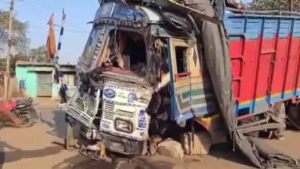 পাণ্ডবেশ্বর: পাণ্ডবেশ্বরের 60 নং জাতীয় সড়কে নিয়য়ন্ত্রণ হারিয়ে ডিভাইডারে একাধিকবার ধাক্কা দিয়ে বৈদ্যুতিক খুঁটিতে ধাক্কা