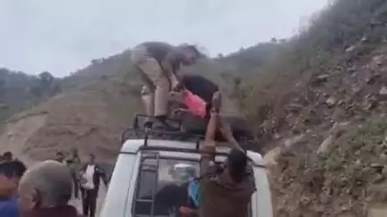 रिखणीखाल: रिखणीखाल क्षेत्र के गुनेडी गांव के पास एक स्विफ्ट कार दुर्घटनाग्रस्त, एक की मौत और एक घायल