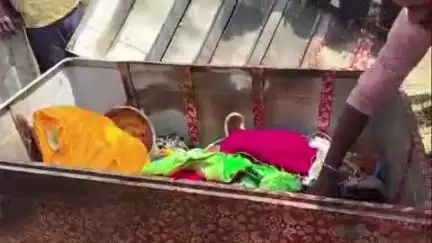 फेनहारा: खान पिपरा वार्ड एक में शॉर्ट सर्किट से आग लगने के कारण दो घर जलकर राख, लाखों की संपत्ति हुई खाक