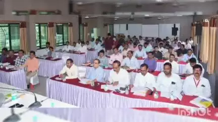राहाता: राहाता तहसील कार्यालयात जलसंपदा मंत्री राधाकृष्ण विखे यांच्या उपस्थितीत सर्व विभागाच्या अधिकाऱ्यांसमवेत आढावा बैठक