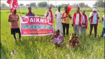 మోటకొండూరు: సాగునీరు లేక పంటలు ఎండిపోయిన రైతులను ఎకరాకు రూ.50 వేల నష్టపరిహారం చెల్లించి ఆదుకోవాలి:AIKMS