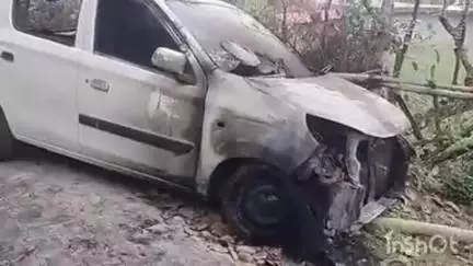 दादासिबा: बढलल ठोर के वार्ड नंबर 7 में एक व्यक्ति के घर के बाहर खड़ी कार में लगी भयंकर आग, हुआ लाखों का नुकसान